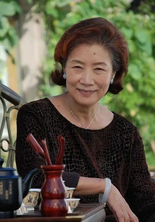 老戏骨吕中丈夫离逝8年多儿媳妇何琳让她在悲痛中坚强