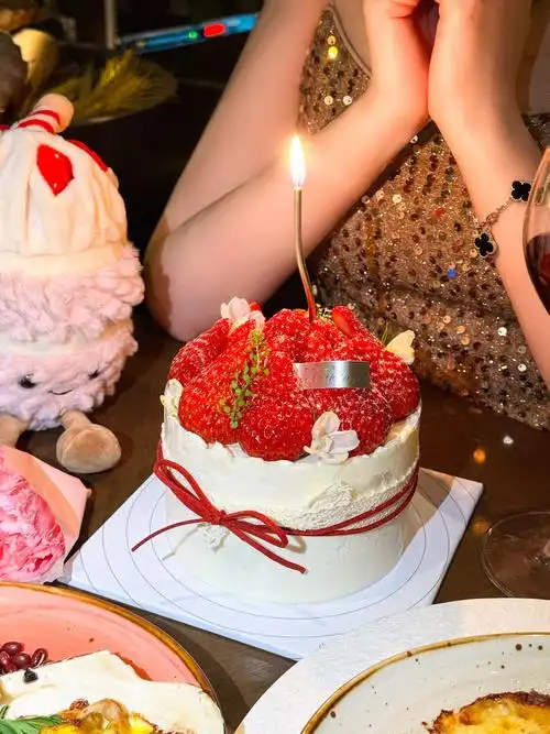 生日就是要吃心心念念的小苍兰蛋糕吖