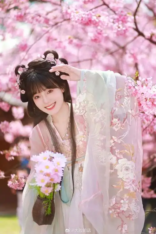 樱花树下小花妖94春日少女汉服写真