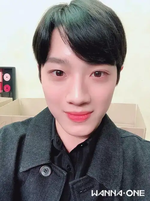 赖冠霖分享200309解锁罐式自拍绿植赖冠霖请把手机交给狗拍