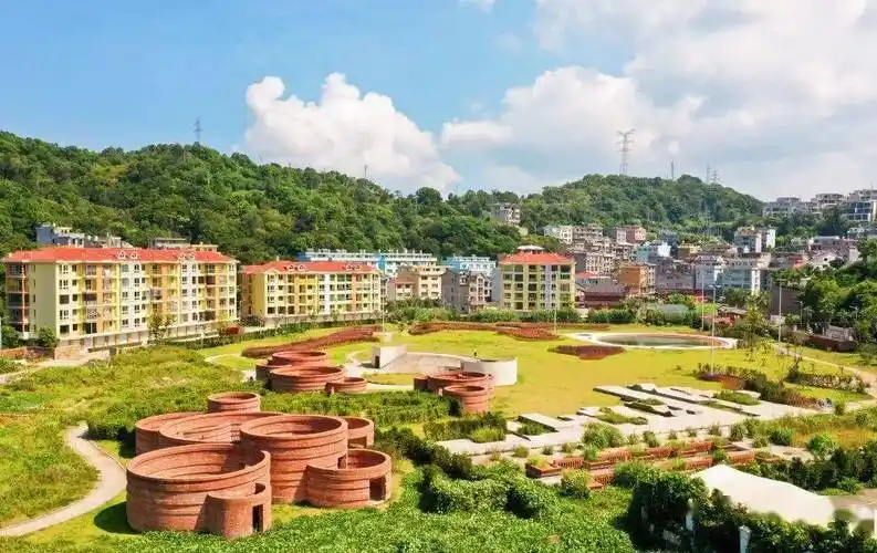 "红"起来的洞头"小洱海", 位于沙角村与花岗大桥之间右边的中屿岛