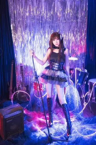 cos:偶像大师渋谷凛,打歌服配上长筒靴,野性不失优雅.