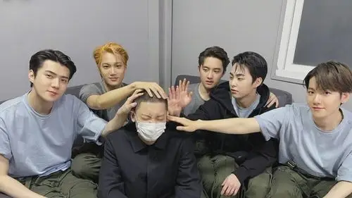 朴灿烈剃头入伍照公开exo再次上演摸头杀名场面