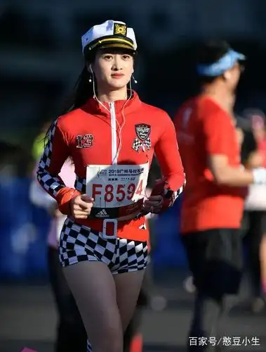 大牌摄影师抓拍2019广州马拉松,美女如云,选手跑姿很搞笑