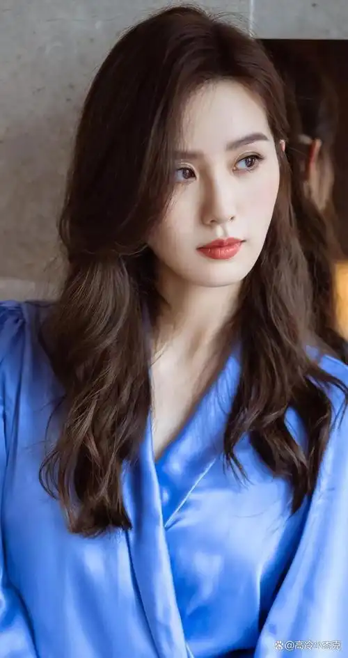 刘诗诗美貌影响力绝了,一袭蓝色长裙美若星河,脸更精致了