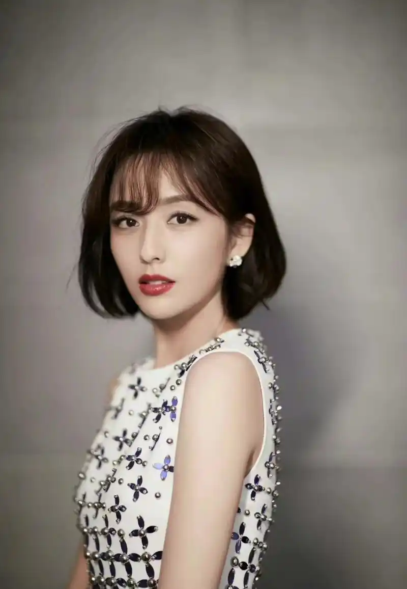 佟丽娅这个发型看起来好减龄,像民国时期追求新潮的前卫女青年