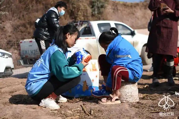 大凉山孩子冬天穿凉鞋腾讯爱心网友让他们穿上温暖新衣