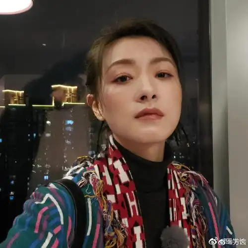 万茜18宫格怼脸自拍