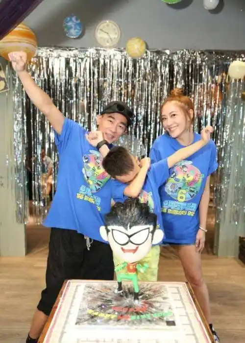 陈小春应采儿庆jasper满6岁一家三口穿定制亲子装超有爱