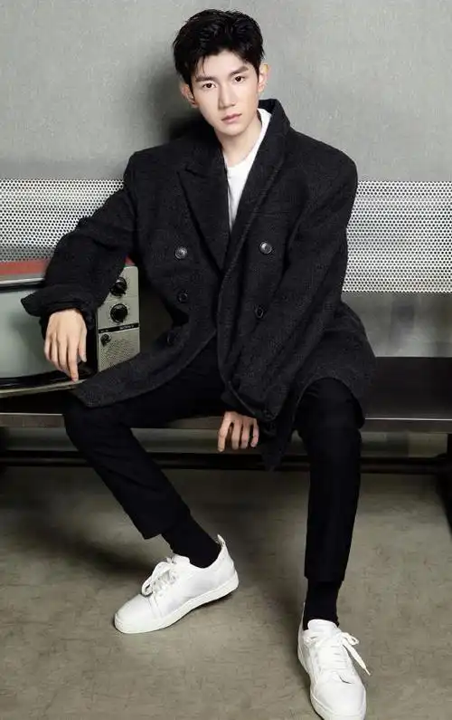 王源少年翩翩公子气,青春活力不在话下,搭配西装太吸睛