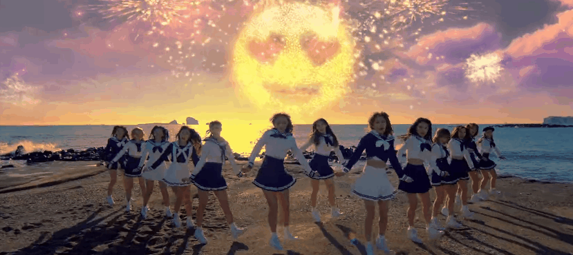 i&wishmv可爱宇宙少女少女海边烟花笑脸跳舞gif动图_动态图_表情包