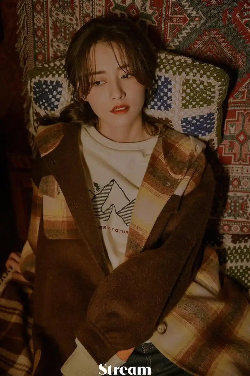 柴碧云发布复古写真化繁为简书写秋日初印象