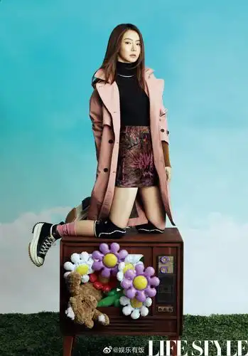 戚薇 释出最新杂志封面大片,复古风潮中的多套造型look轻松驾驭