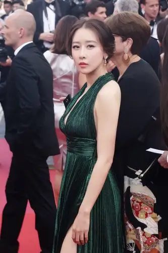 毛俊杰红毯造型绿色礼服魅力十足