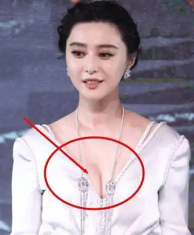 范冰冰穿深v秀奶瓶 网友: 穿捆绑制服, 两个球挤出了赘肉!