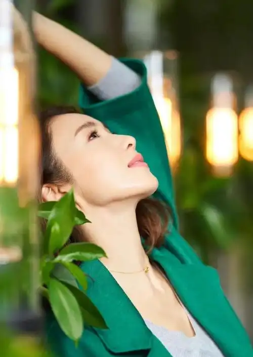 端庄优雅的黎姿,惊艳迷人,温婉秀丽的写真照!__财经头条