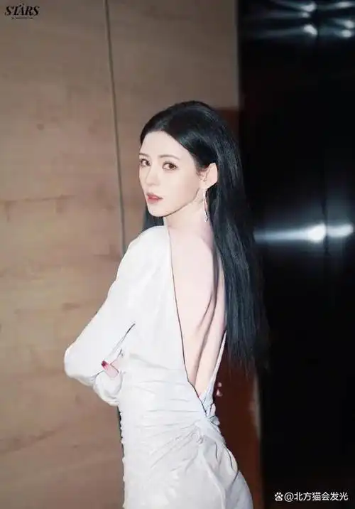 文章事件:张予曦身穿一袭白色光泽感连衣裙的形象,展现了她的优雅与