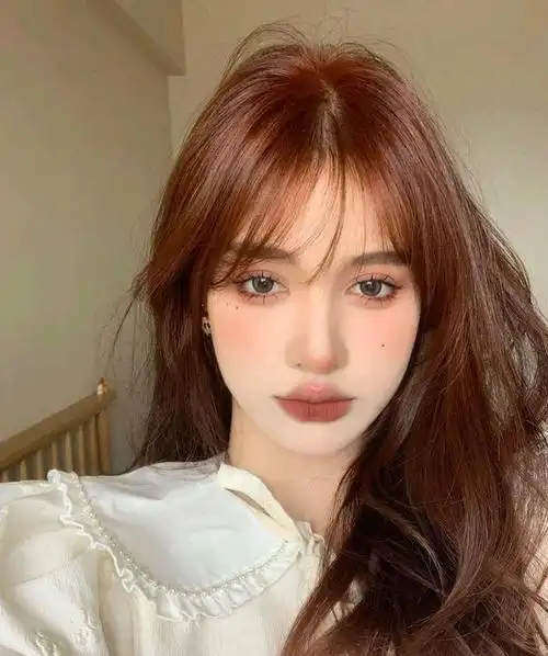 染什么颜色的头发显得年轻和皮肤白皙?