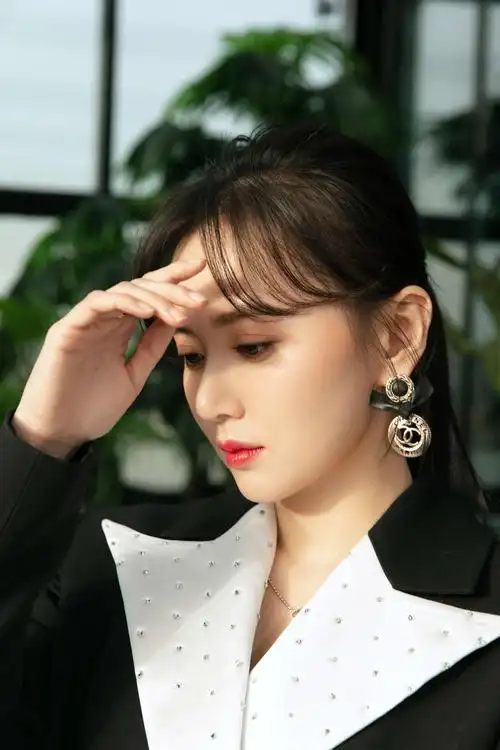 江铠同最新大片曝光 简约镶钻西装复古风十足_手机搜狐网