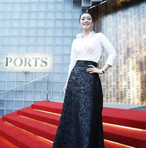 巩俐穿灰色薄纱裙出席活动大秀好身材网友好身材藏不住了