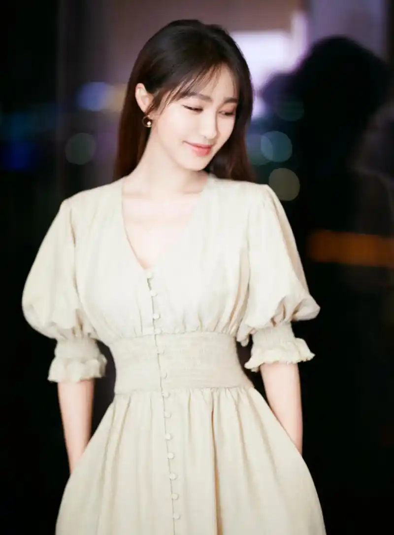 原创李菲儿气质惊艳!穿西服外套内搭白色连衣裙,身材凹凸感十足