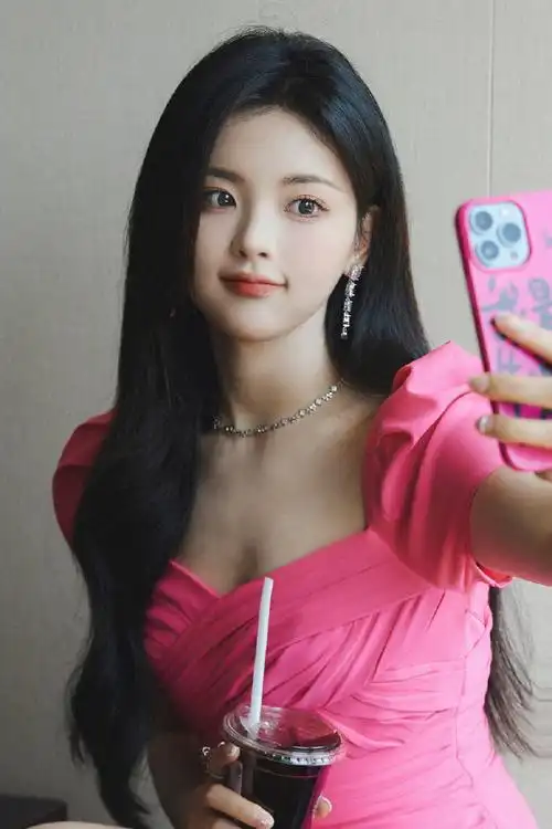 粉色系随拍##杨超越工作随拍六宫格#杨超越工作随拍六宫格也太好看啦