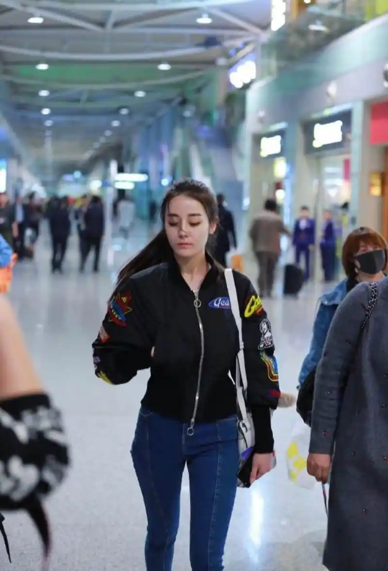 迪丽热巴现身机场,穿牛仔裤时髦舒适,搭配高跟鞋更显瘦了