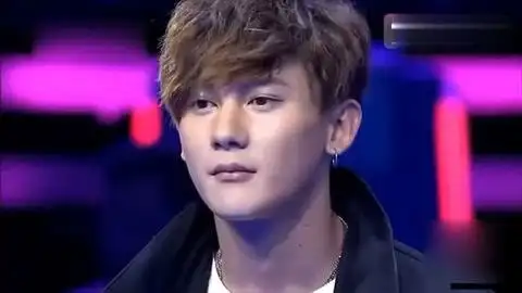 女嘉宾穿羽绒服告白隋雨辰隋雨辰眼中含泪说到了我脆弱的地方