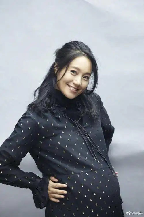 朱丹怀孕九个月大肚照 39岁朱丹宣布产下二胎-图片大观-奇异网