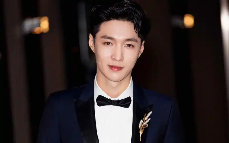 张艺兴可爱手机壁纸       以及张艺兴手机锁屏壁纸等等