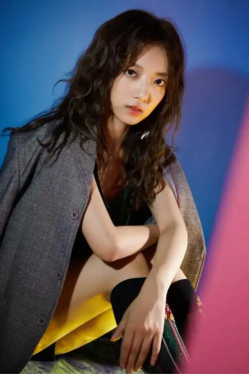 范薇出席2019芭莎珠宝极品夜宴,俏皮白裙少女感十足