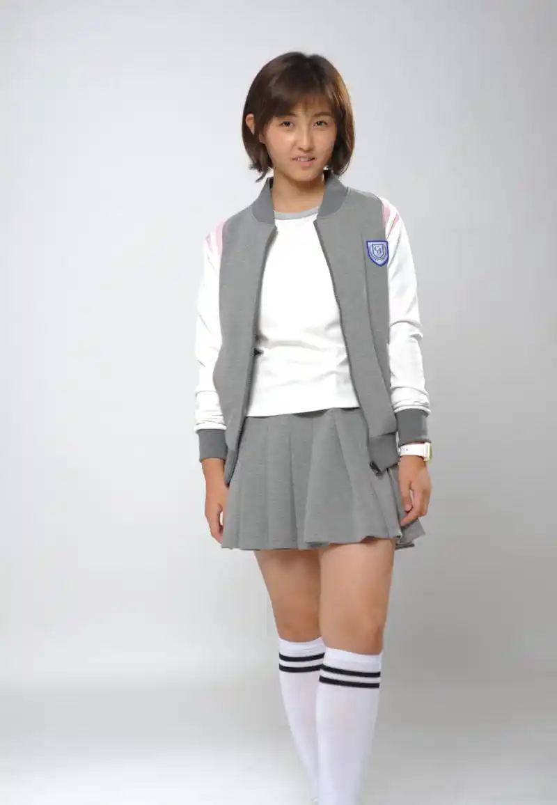 张子枫校园风定妆照,运动棉筒袜添活力,少女感爆棚.