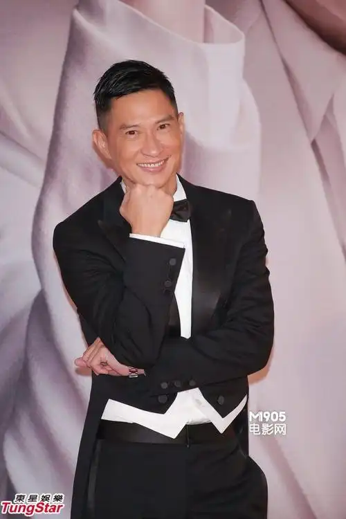 张家辉穿黑色西装尽显绅士气质 提名最佳男主角