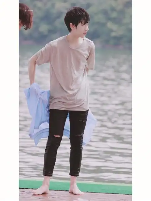 什么贺峻霖竟上演湿身诱惑