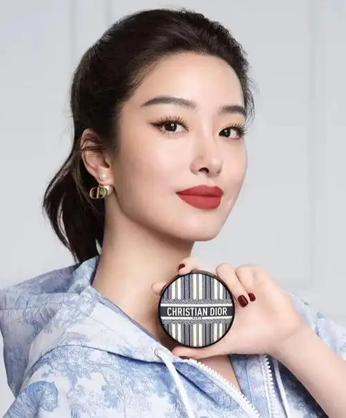 女星杨采钰写真大秀白皙美腿!雪肤玉貌太性感撩人|烈焰红唇_网易订阅