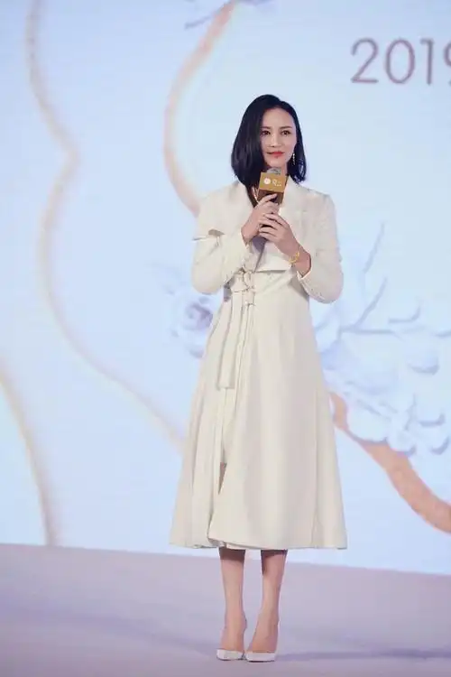 38岁张歆艺结婚纪念派对老公卷发粉衣甜美减龄一波甜蜜狗粮