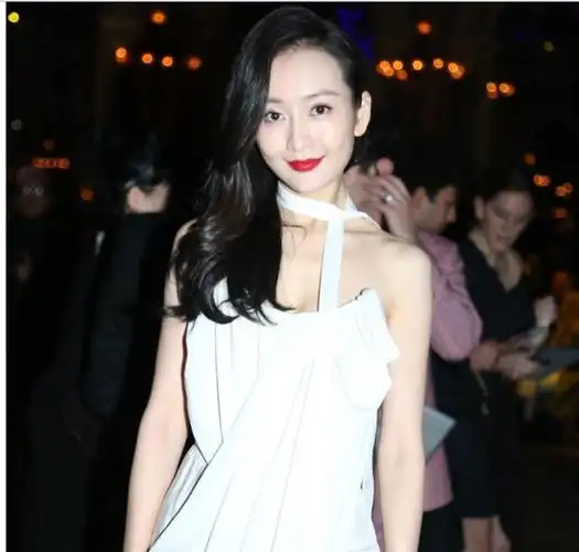 王鸥长相温润甜美又充满灵气.