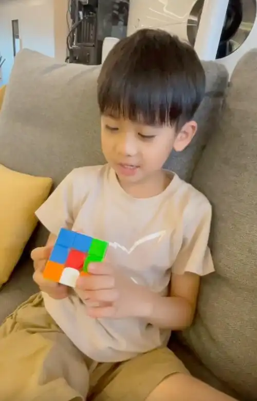 林志颖儿子豪宅游泳12岁kimi身材高大四肢壮全身黝黑脚底超白