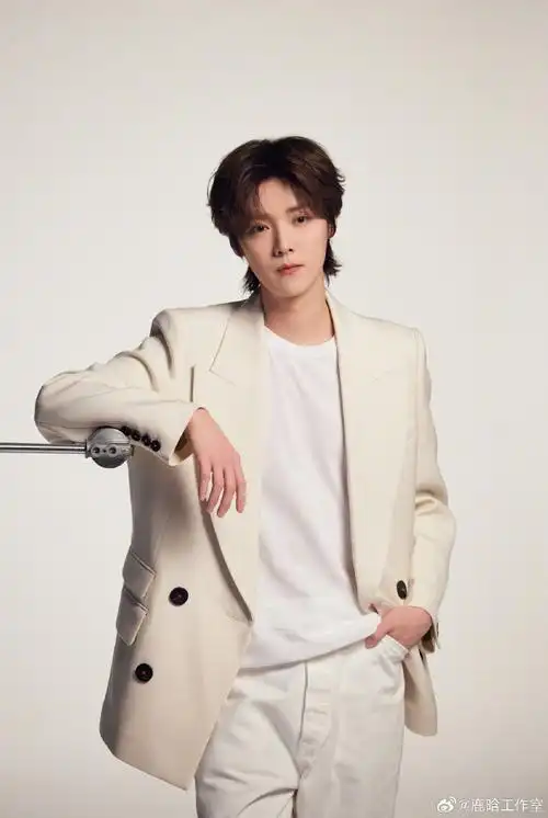 #鹿晗清爽白西装#