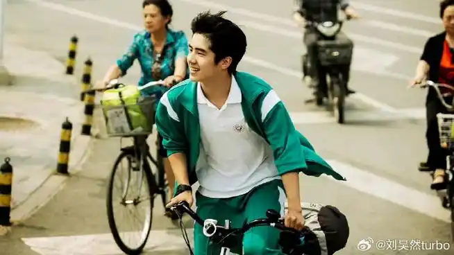 刘昊然晒照庆出道十周年