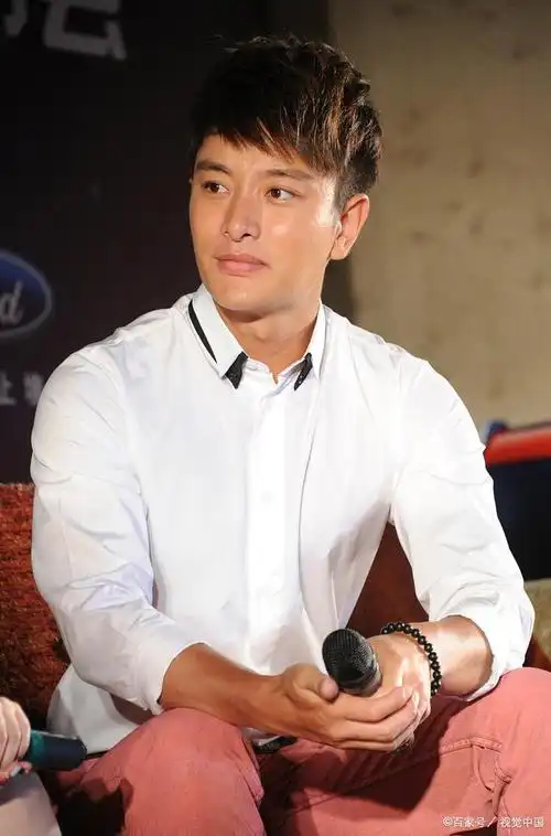 贾乃亮疑新恋情曝光,深夜带短发美女聚餐同回住处!