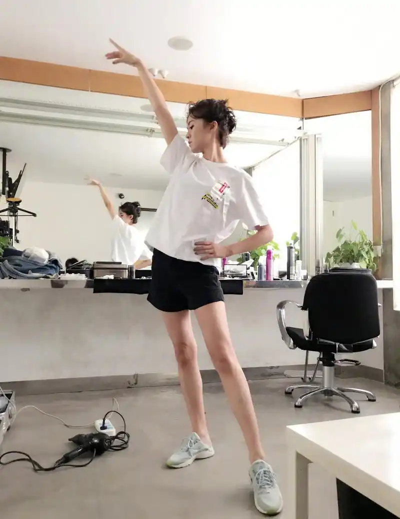 郁可唯终极补位《歌手》现场演唱精彩绝伦,大长腿意外走红