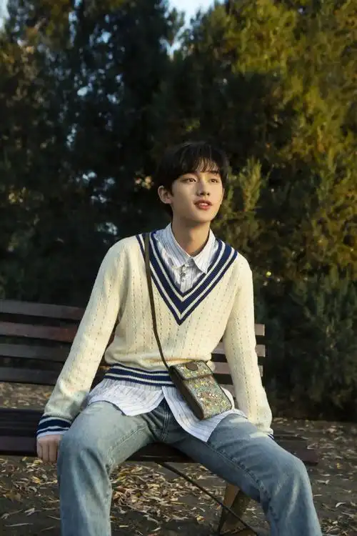 丁程鑫白毛衣牛仔裤趣味十足的设计与天真浪漫的少年相得益彰