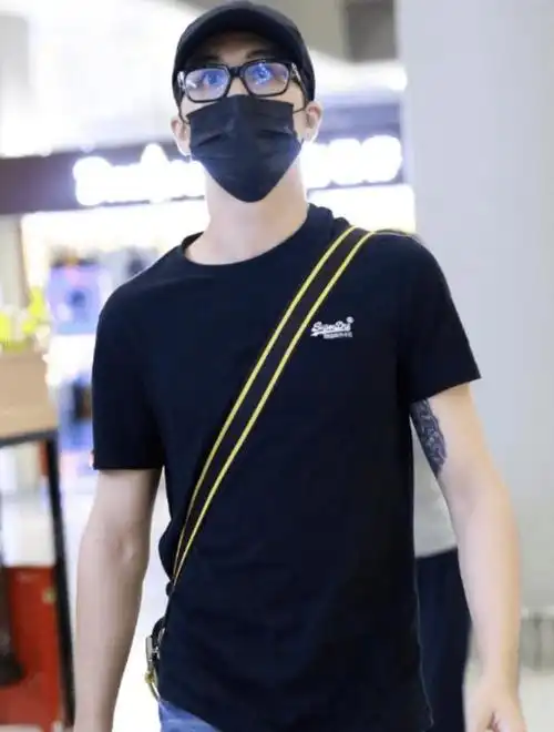 原创许魏洲妻子身份成谜被扒秘密交往超4年疑为女方写歌刻纹身