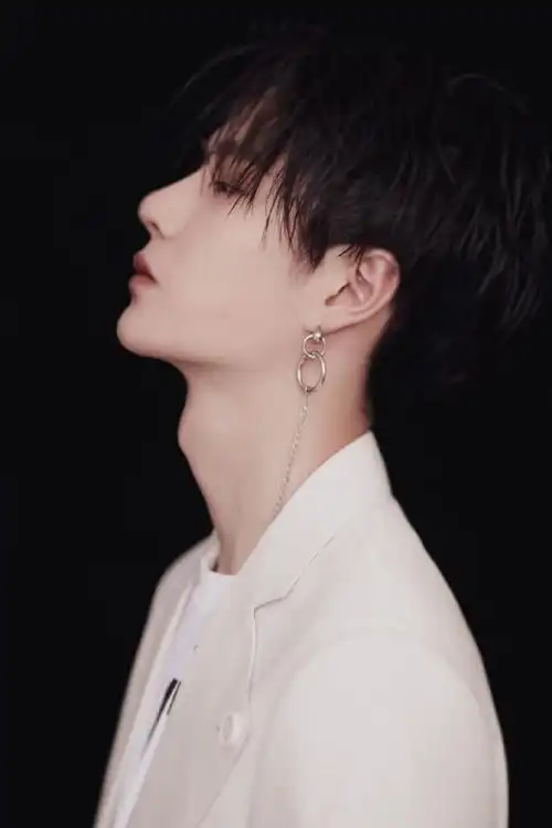 王一博名品喉结一览#王一博