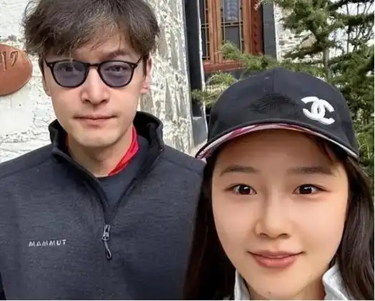 胡歌与妻子黄曦宁拉萨之行:低调公益,甜蜜随行