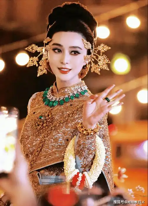 原创42岁范冰冰美成了蛇妖穿泰服坐三蹦子游街网友太掉价了