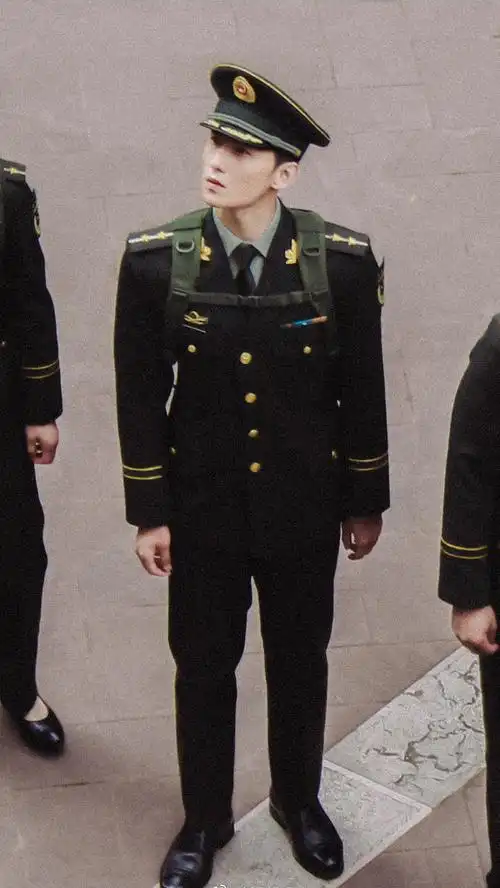 白敬亭「59cm公狗腰」,陈伟霆的「鲨鱼线」,才是内娱帅哥的正确打开