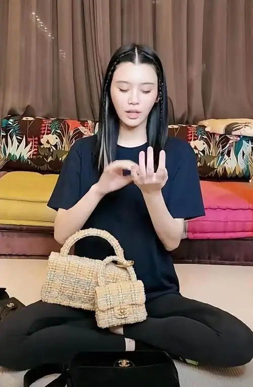 奚梦瑶2岁女儿长得像奶奶四太一个包3万4是真正百亿千金