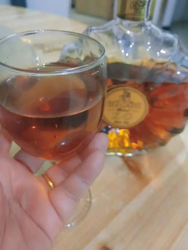 每一杯酒都有一个属于自己的故事,酒本身有故事,喝酒的人更有故 - 抖